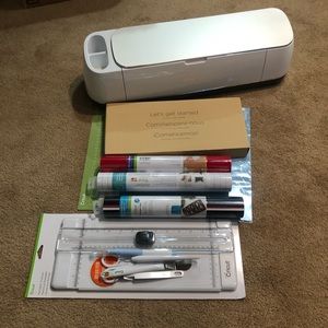 Cricut Maker Essential Bundle - Lots of extras!